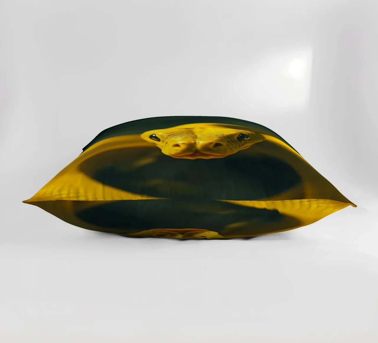 Gros plan sur un serpent d'un jaune éclatant qui s'enroule sur lui-même. coussin de DesignDoodle