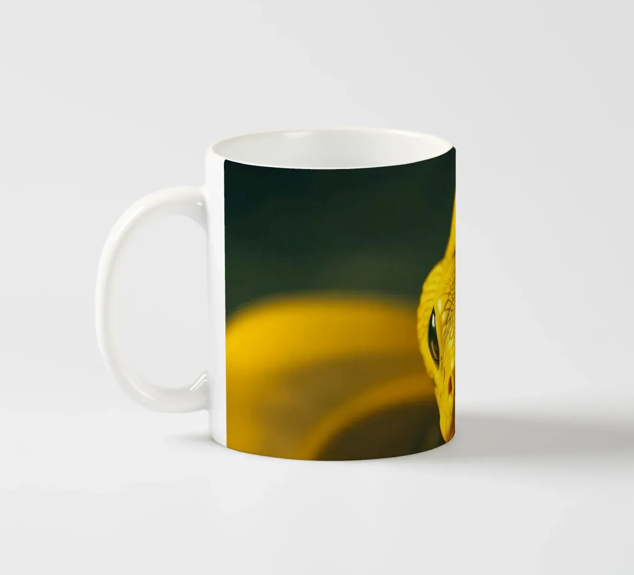 Gros plan sur un serpent d'un jaune éclatant qui s'enroule sur lui-même. mug en céramique de DesignDoodle