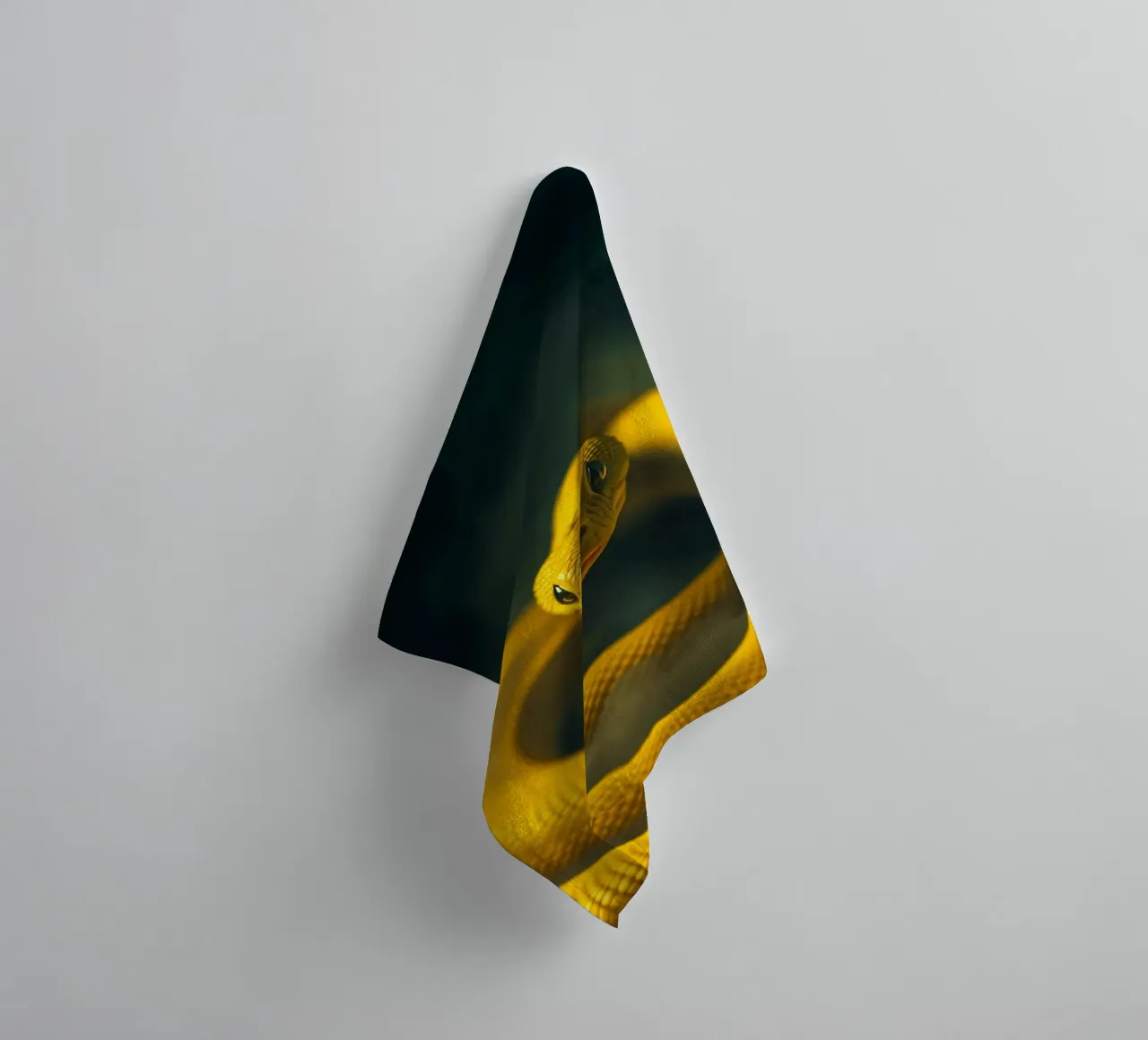 Gros plan sur un serpent d'un jaune éclatant qui s'enroule sur lui-même. serviette de bain de DesignDoodle