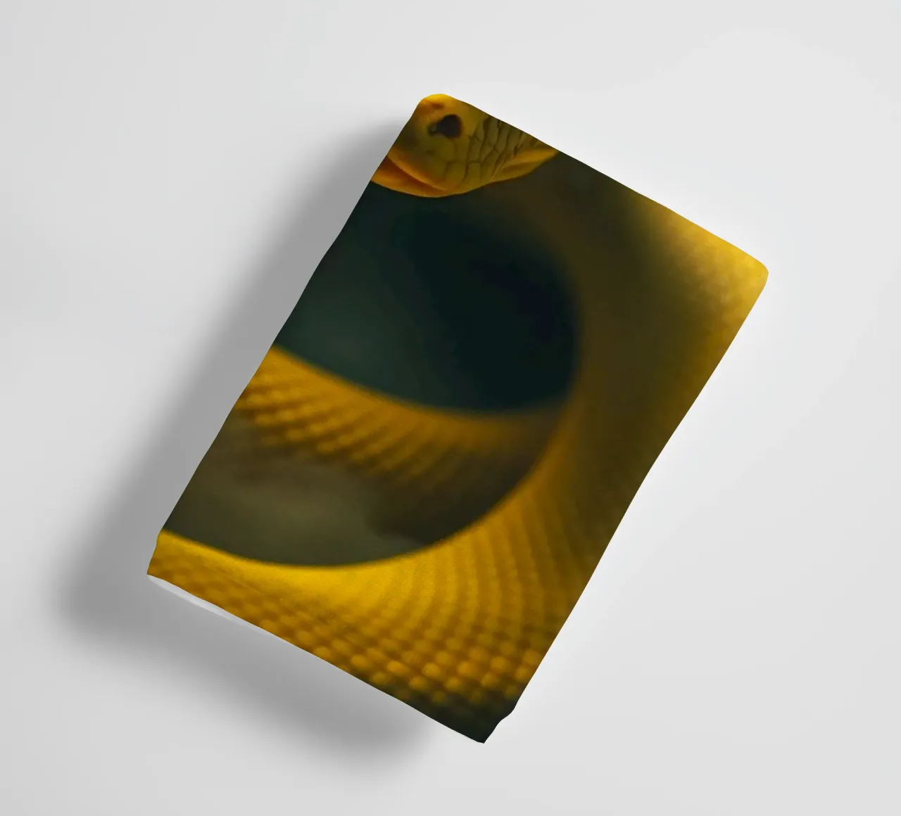 Gros plan sur un serpent d'un jaune éclatant qui s'enroule sur lui-même. serviette de bain de DesignDoodle