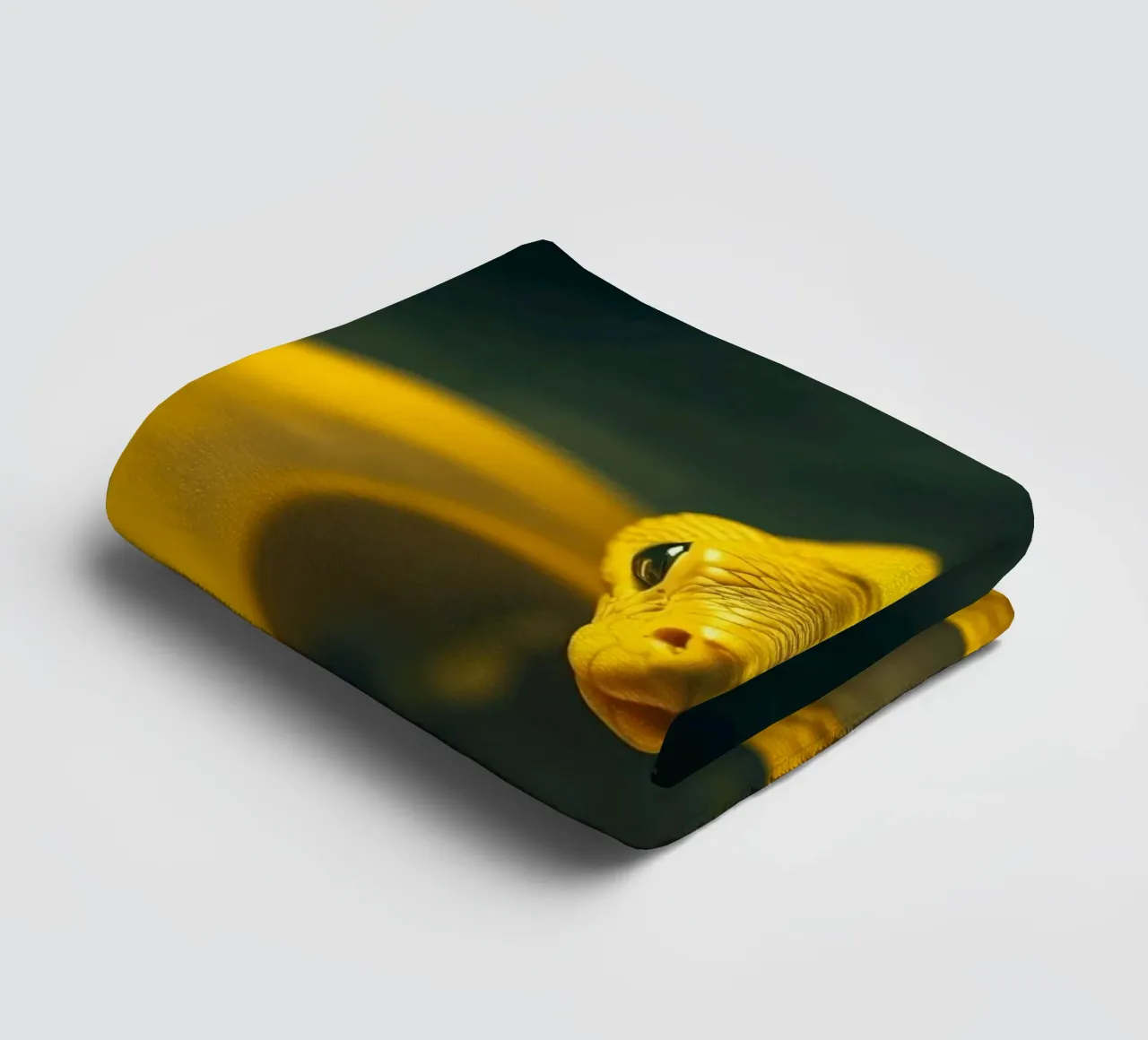 Gros plan sur un serpent d'un jaune éclatant qui s'enroule sur lui-même. serviette de bain de DesignDoodle