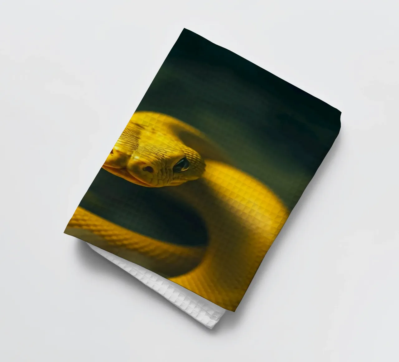 Gros plan sur un serpent d'un jaune éclatant qui s'enroule sur lui-même. torchon de DesignDoodle