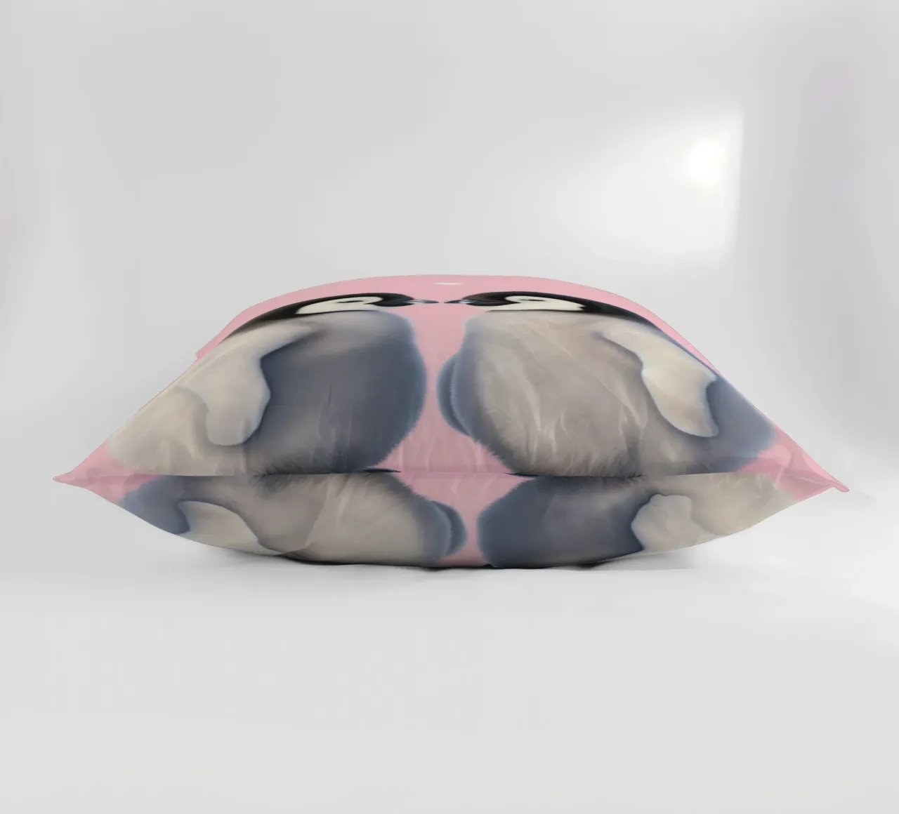 Pinguini innamorati di un cuore cuscino da Carinaprint