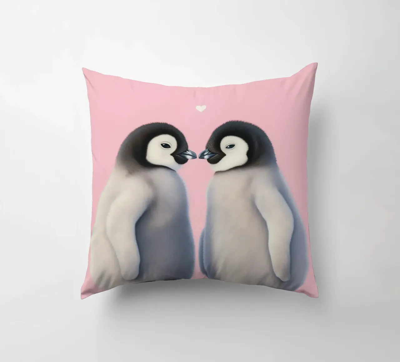 Pinguini innamorati di un cuore cuscino da Carinaprint