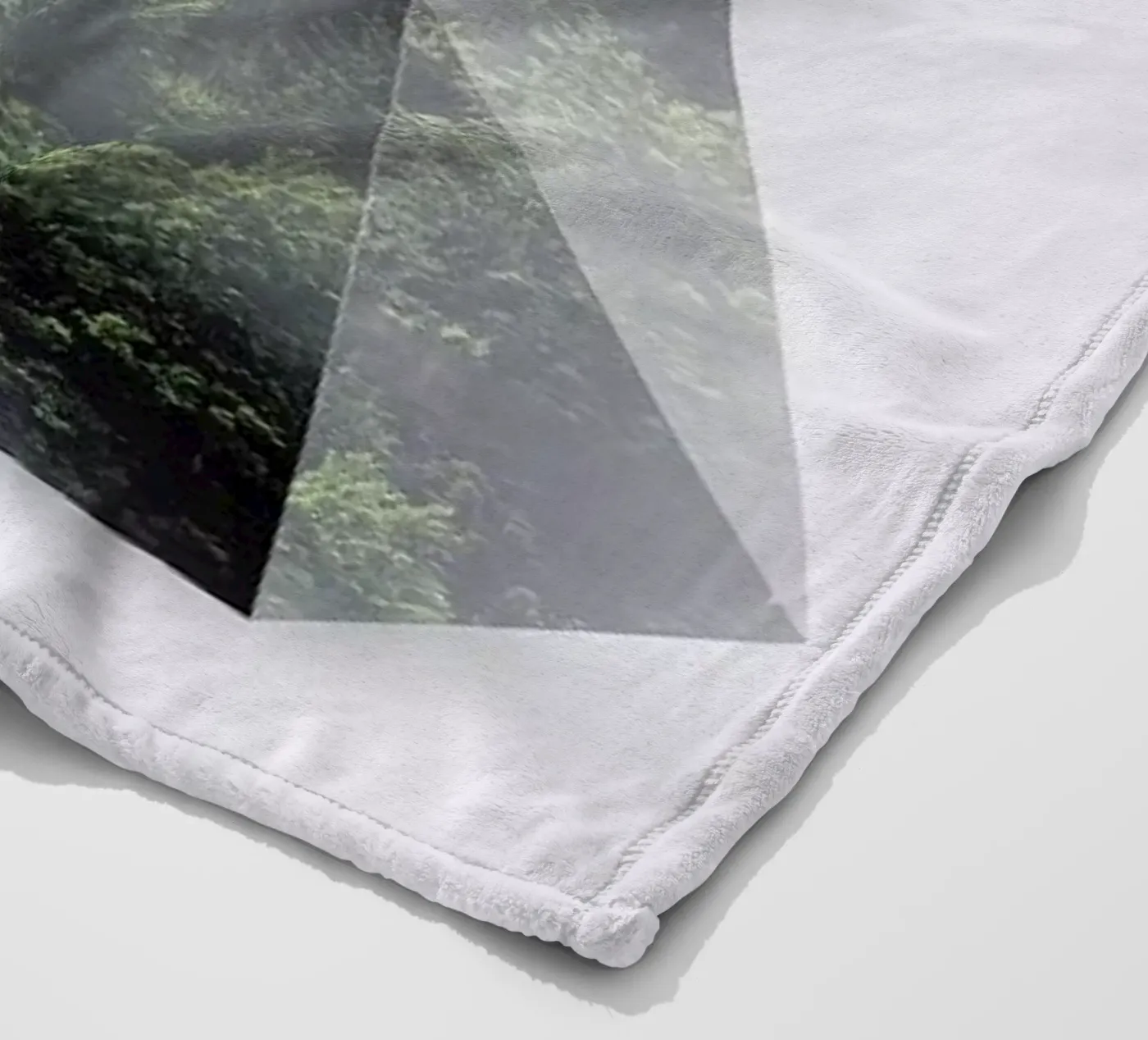 Forest Triangle fleece blanket by Róbert Farkas