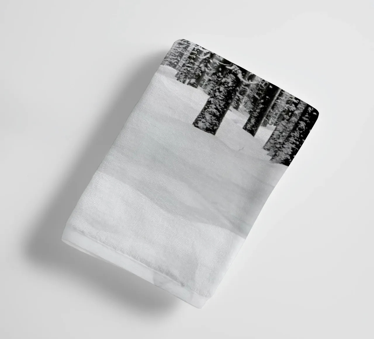 Deep Dark White Forest asciugamano da bagno da Studio Nahili