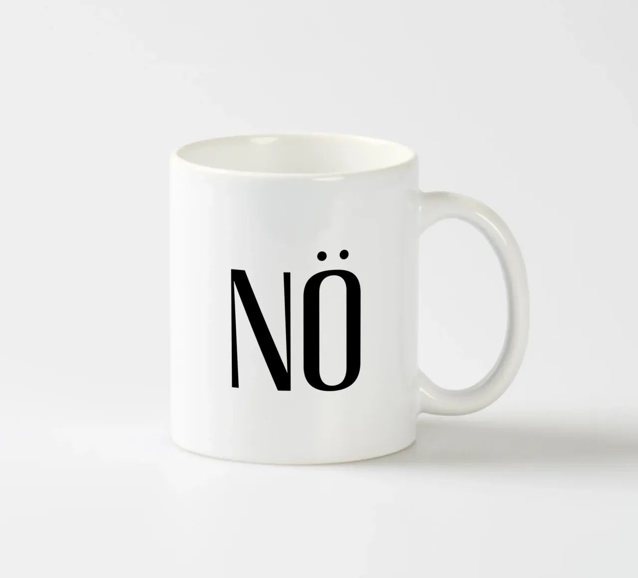 NÖ elegant und frech Keramik Tasse von Typo Designs