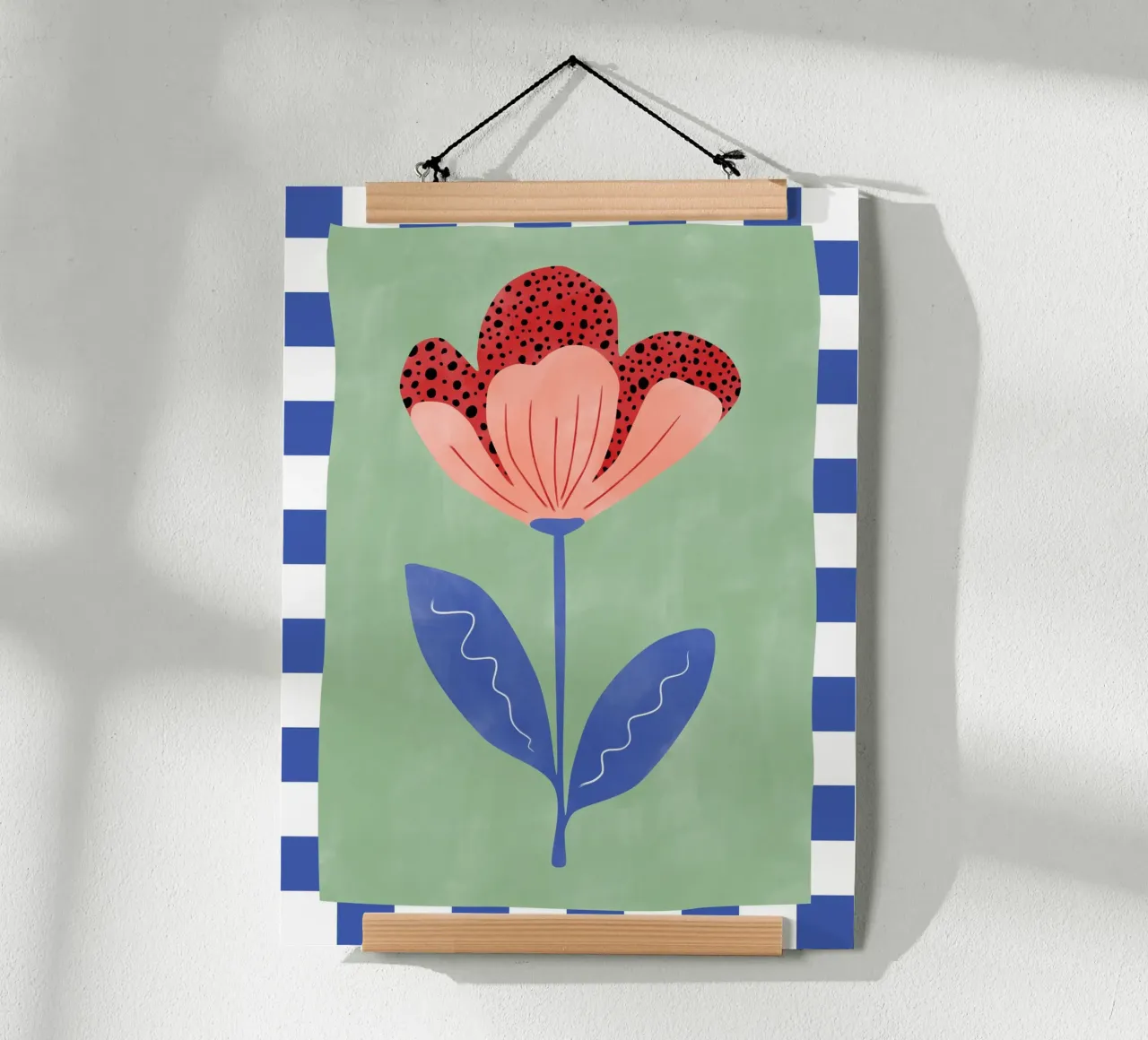 Fiore stilizzato con petali rossi e punti neri poster con telaio in legno da Pictufy Sun & Spirit