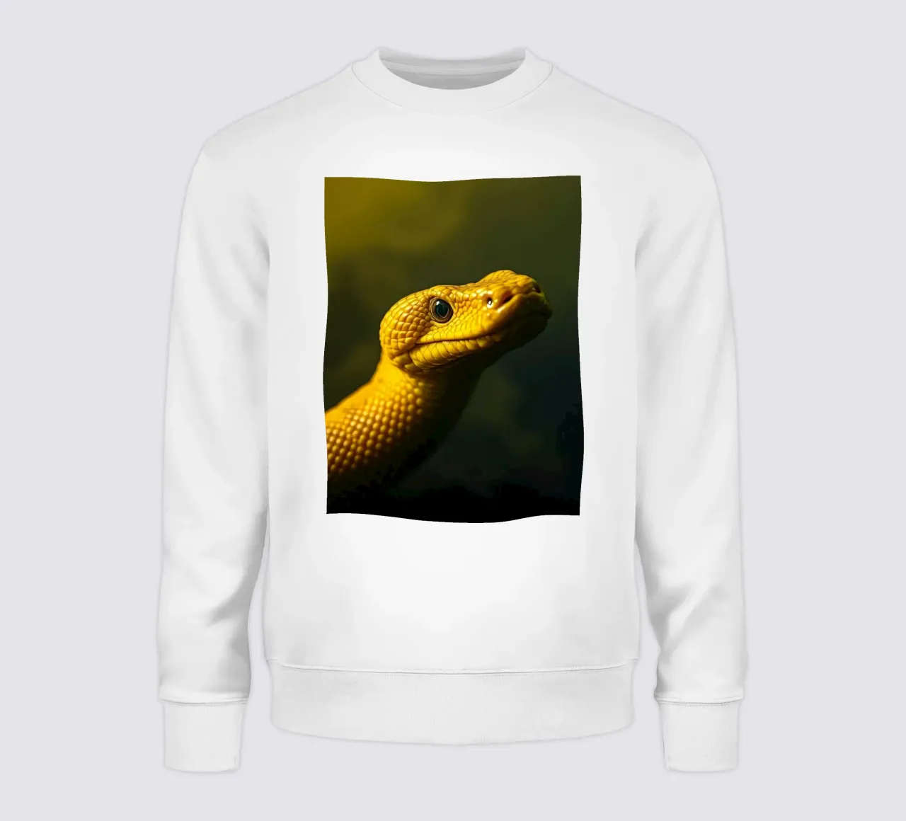 Gros plan sur un python jaune vif enroulé sur lui-même. sweat de DesignDoodle