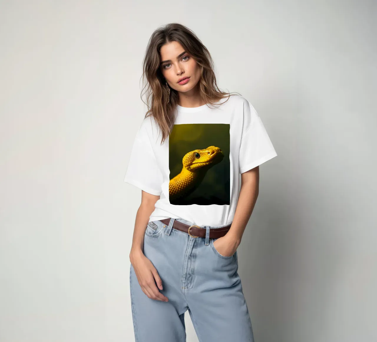 Gros plan sur un python jaune vif enroulé sur lui-même. t-shirt de DesignDoodle