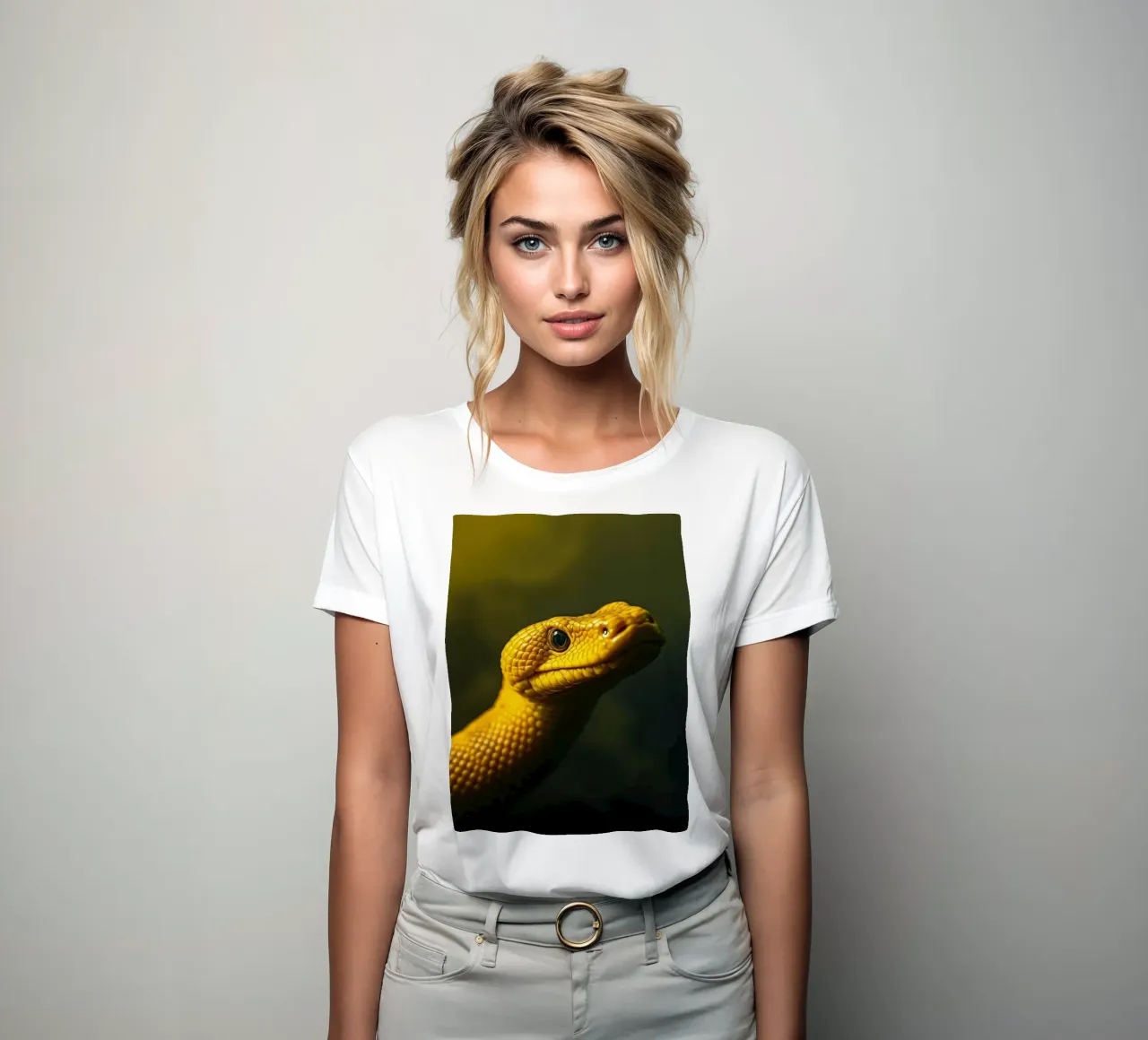 Gros plan sur un python jaune vif enroulé sur lui-même. t-shirt ajusté pour femmes de DesignDoodle