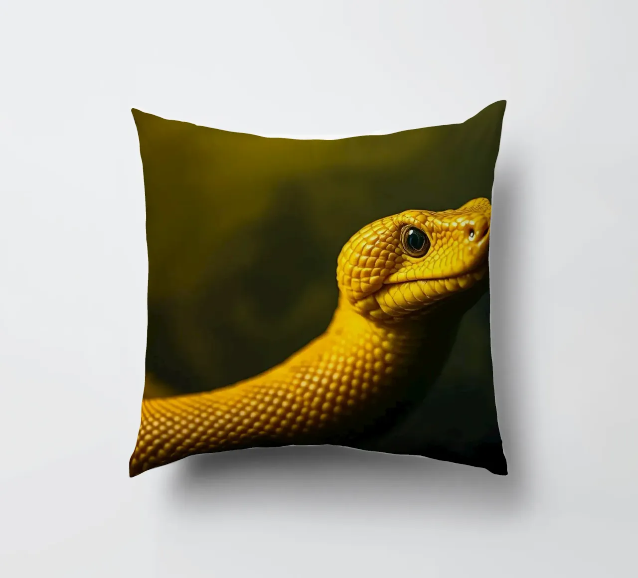 Gros plan sur un python jaune vif enroulé sur lui-même. coussin de DesignDoodle