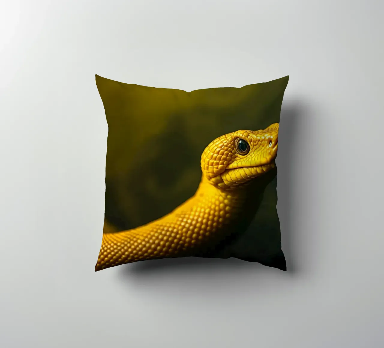 Gros plan sur un python jaune vif enroulé sur lui-même. coussin de DesignDoodle