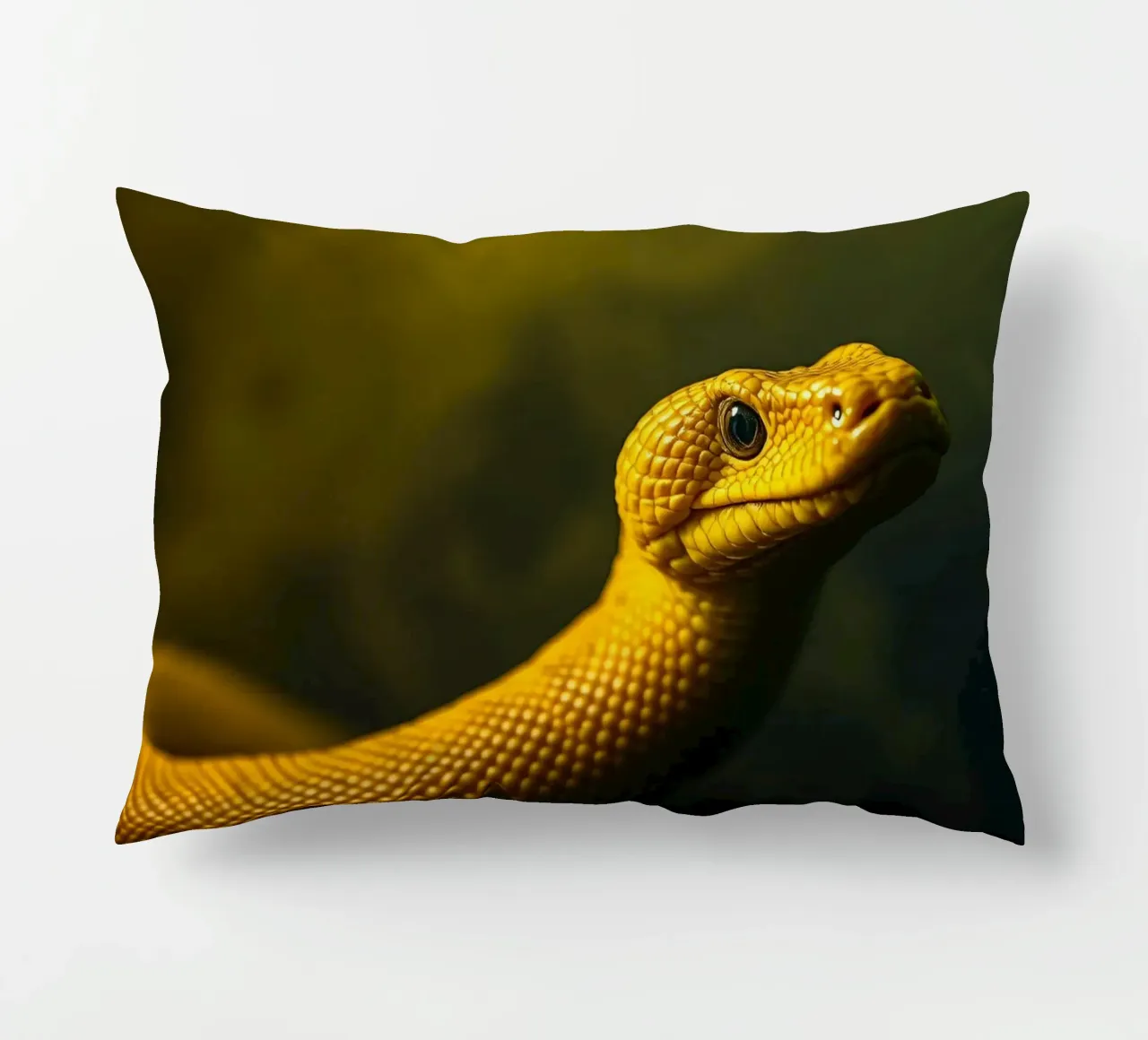 Gros plan sur un python jaune vif enroulé sur lui-même. coussin de DesignDoodle