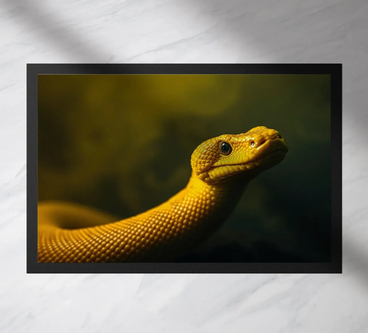 Gros plan sur un python jaune vif enroulé sur lui-même. paillasson de DesignDoodle