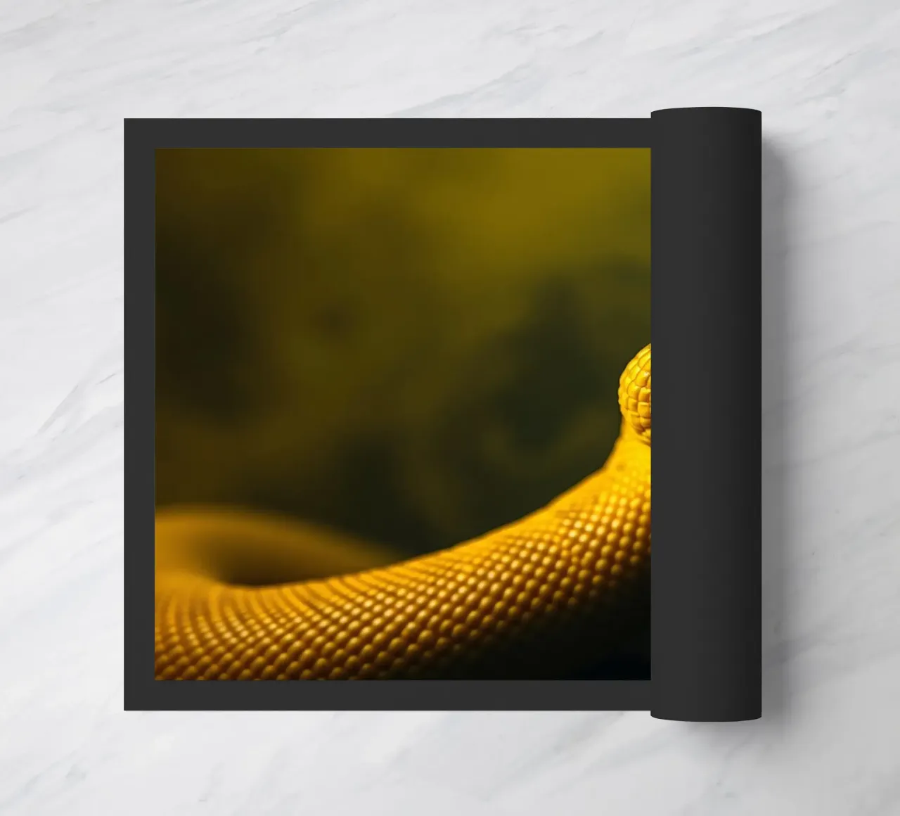 Gros plan sur un python jaune vif enroulé sur lui-même. paillasson de DesignDoodle