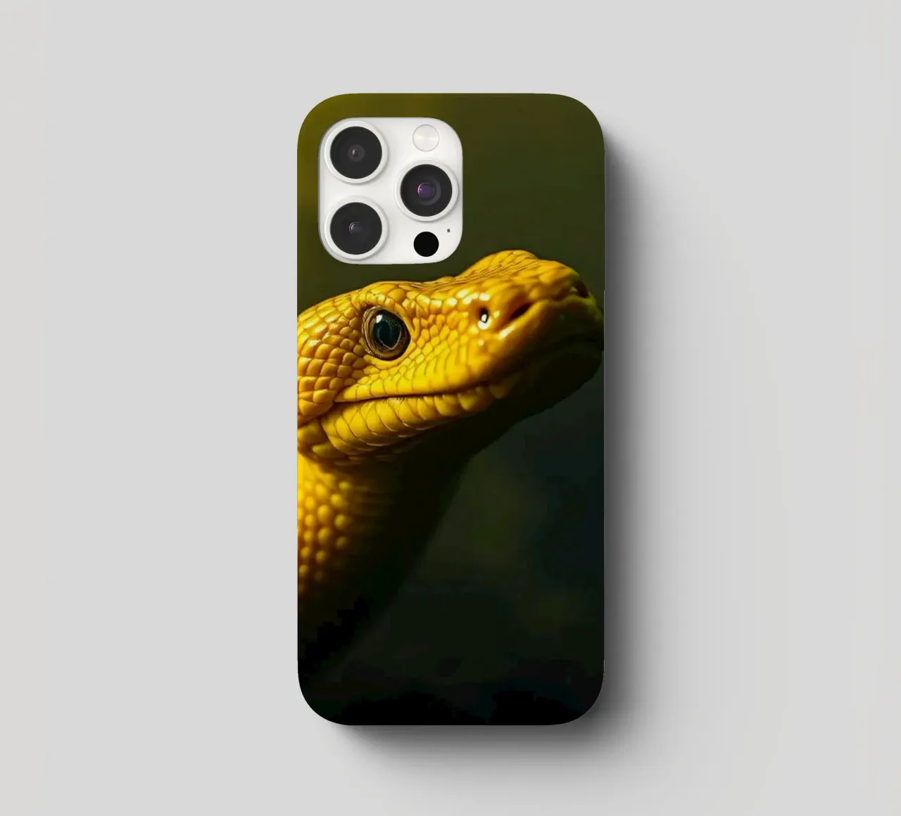 Gros plan sur un python jaune vif enroulé sur lui-même. coque iphone de DesignDoodle