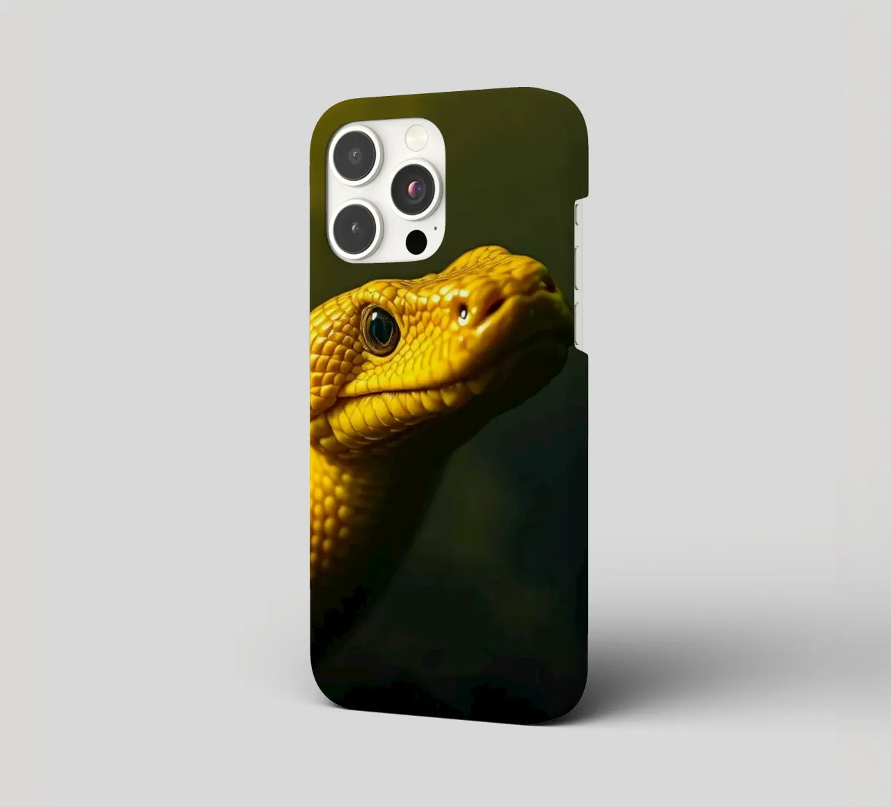 Gros plan sur un python jaune vif enroulé sur lui-même. coque iphone de DesignDoodle