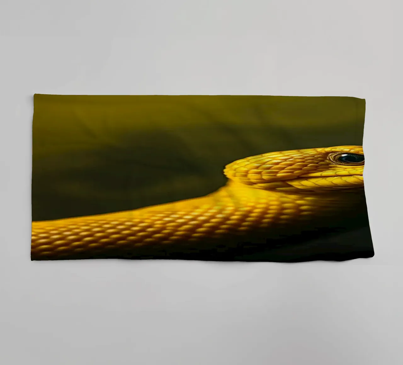 Gros plan sur un python jaune vif enroulé sur lui-même. serviette de bain de DesignDoodle