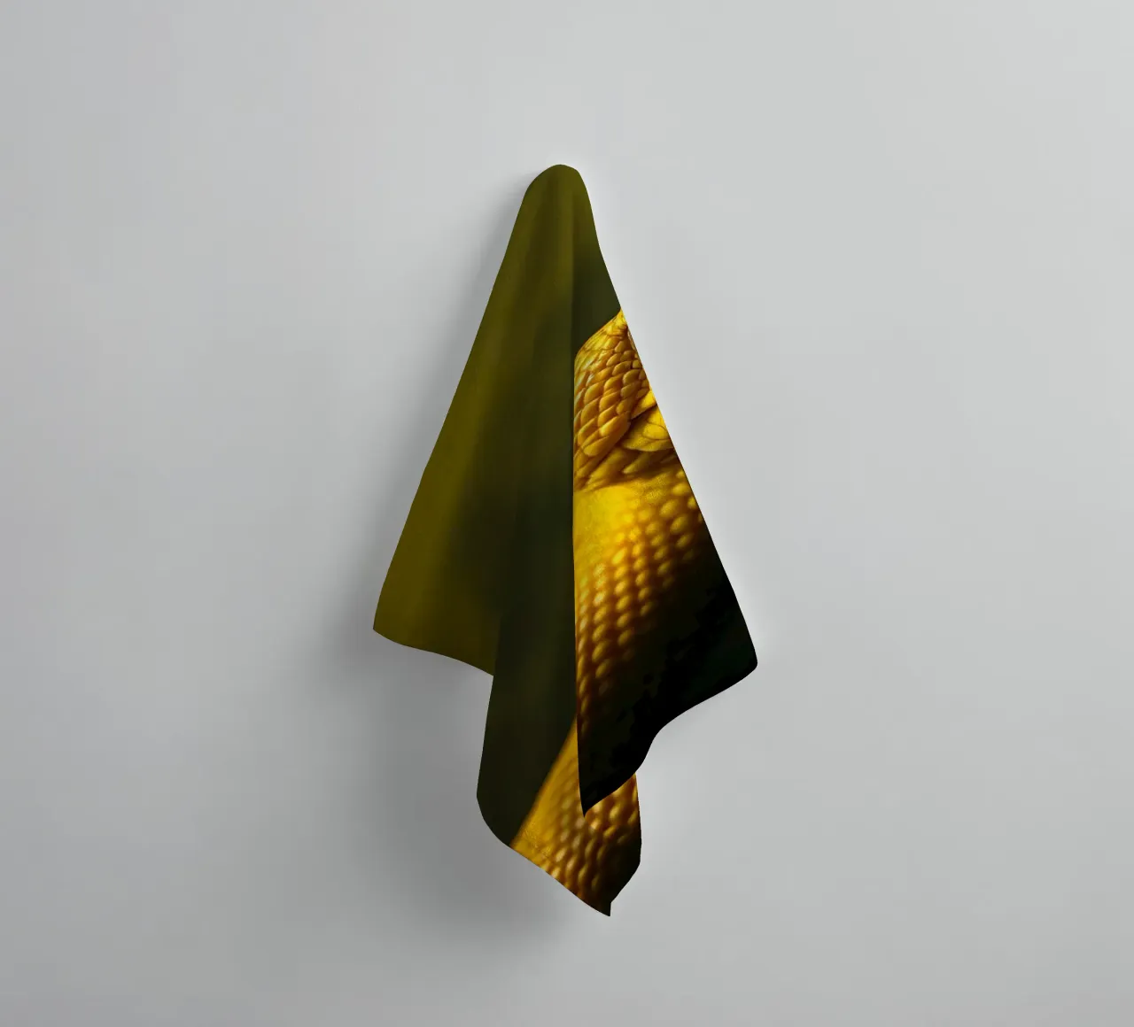 Gros plan sur un python jaune vif enroulé sur lui-même. serviette de bain de DesignDoodle