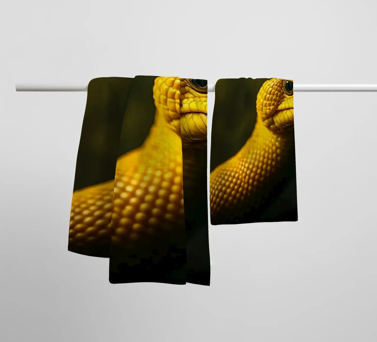 Gros plan sur un python jaune vif enroulé sur lui-même. serviette de bain de DesignDoodle