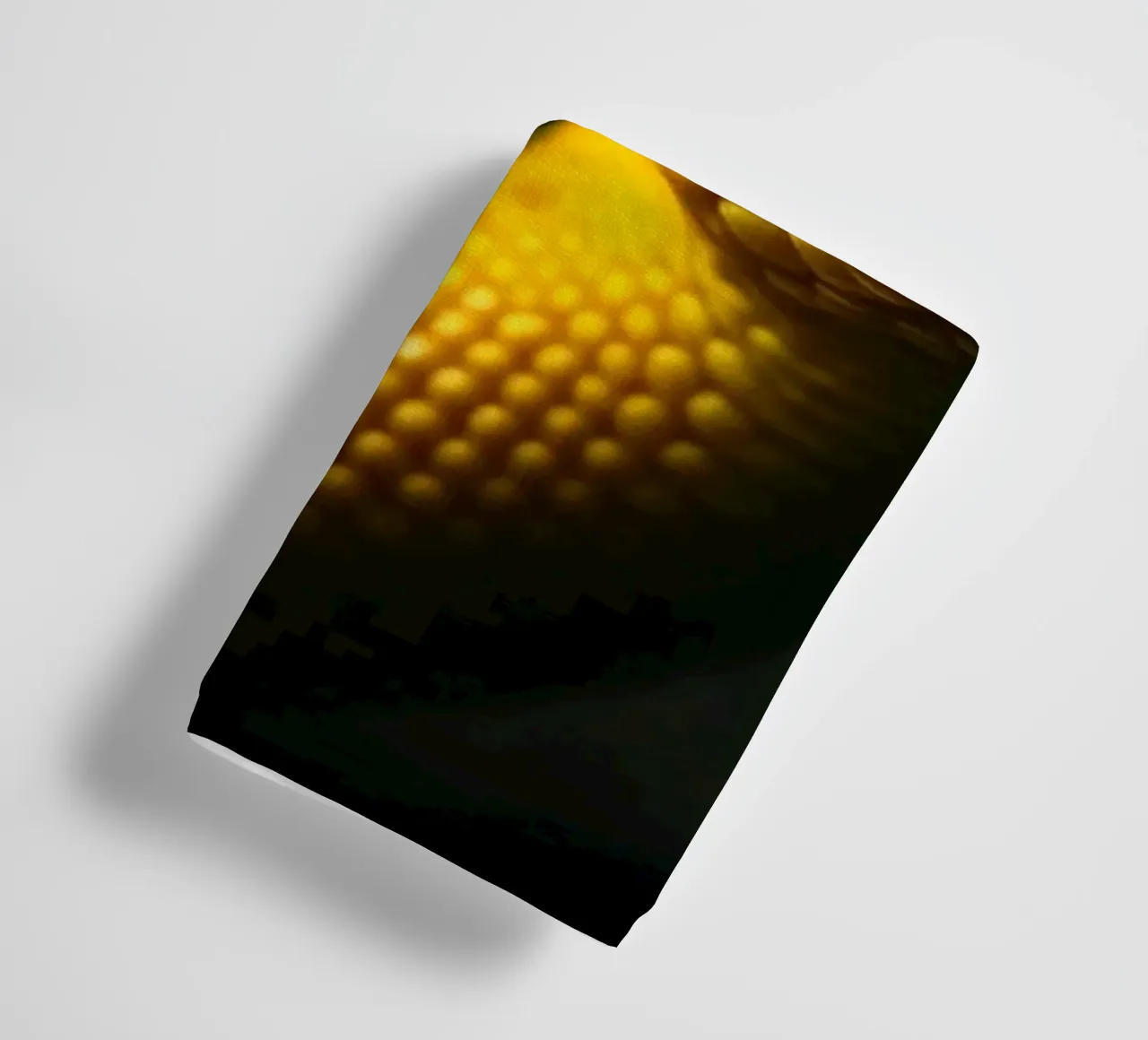 Gros plan sur un python jaune vif enroulé sur lui-même. serviette de bain de DesignDoodle