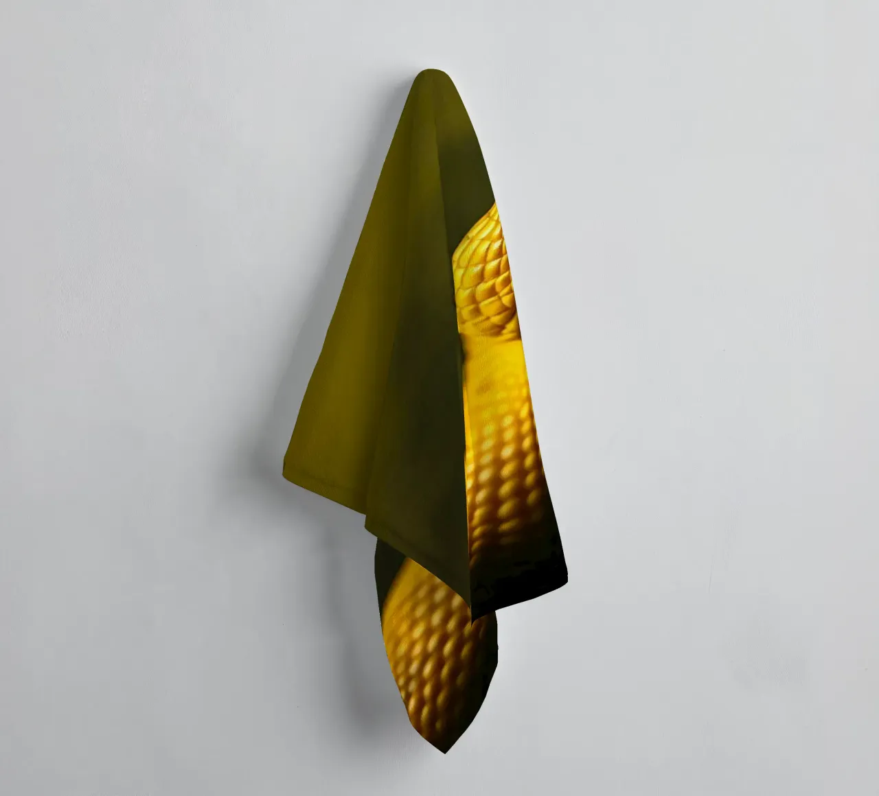 Gros plan sur un python jaune vif enroulé sur lui-même. serviette de bain de DesignDoodle