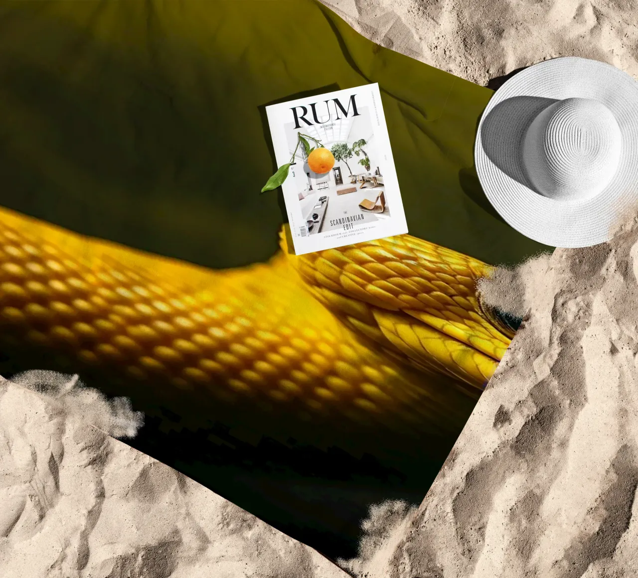 Gros plan sur un python jaune vif enroulé sur lui-même. serviette de plage de DesignDoodle