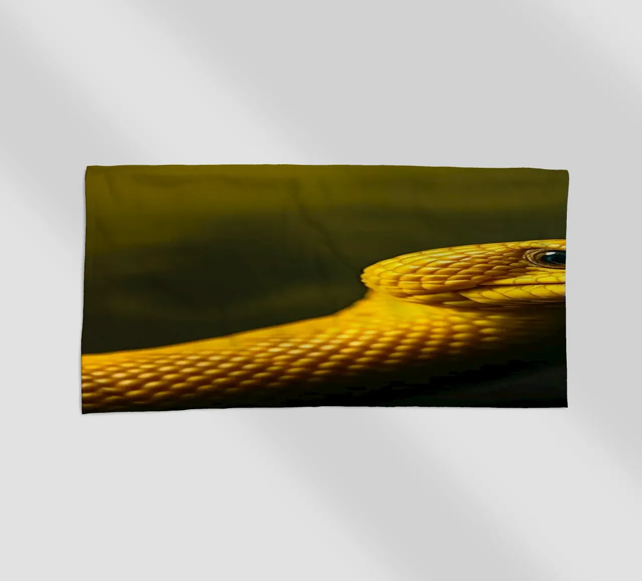 Gros plan sur un python jaune vif enroulé sur lui-même. serviette de plage de DesignDoodle