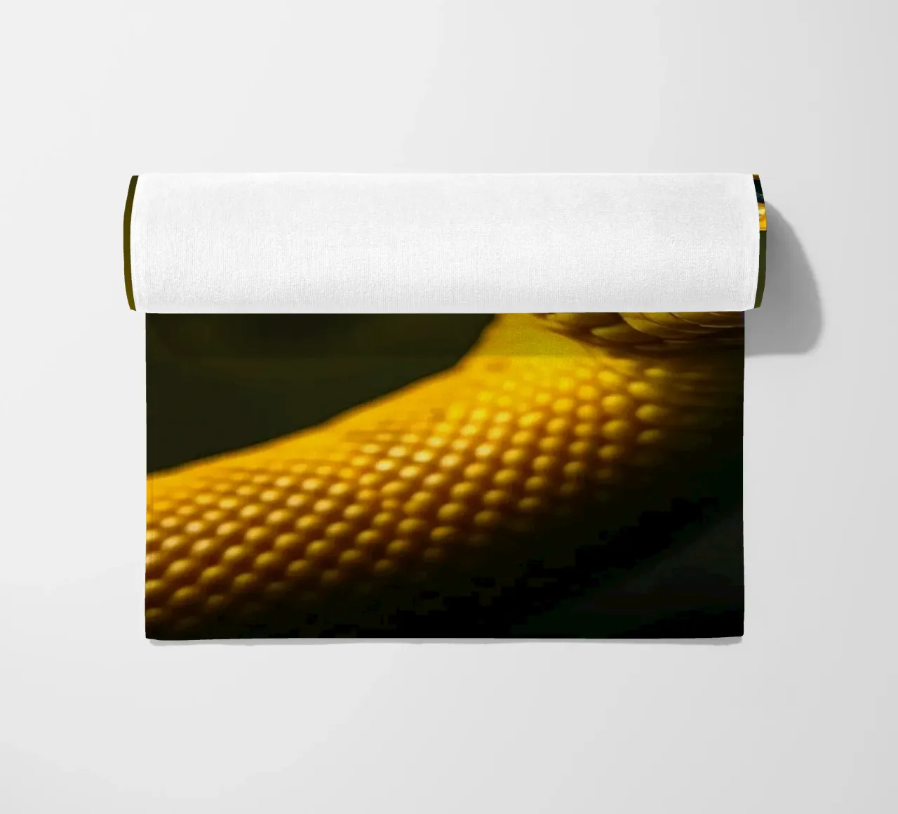 Gros plan sur un python jaune vif enroulé sur lui-même. serviette de plage de DesignDoodle