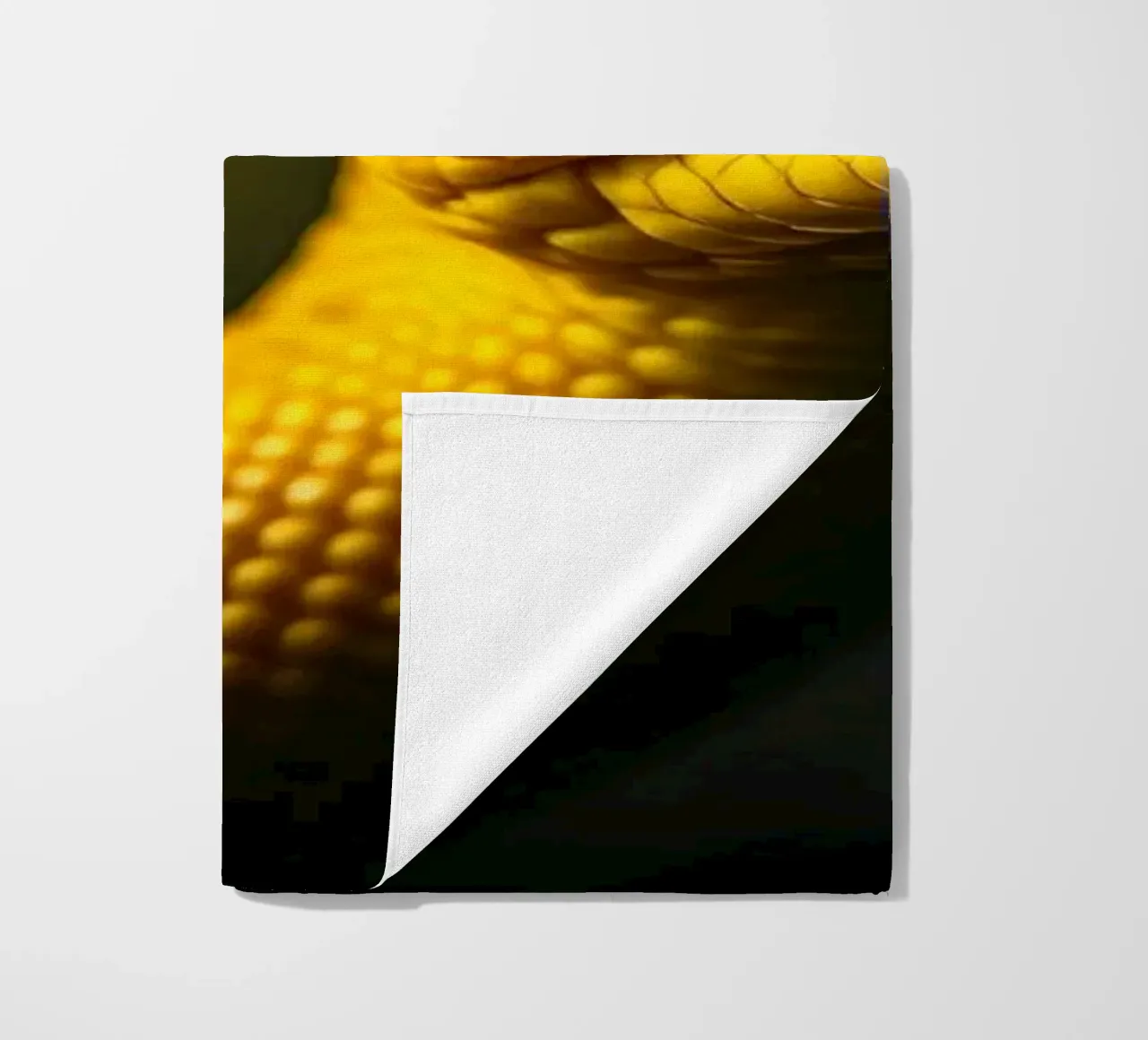 Gros plan sur un python jaune vif enroulé sur lui-même. serviette de plage de DesignDoodle