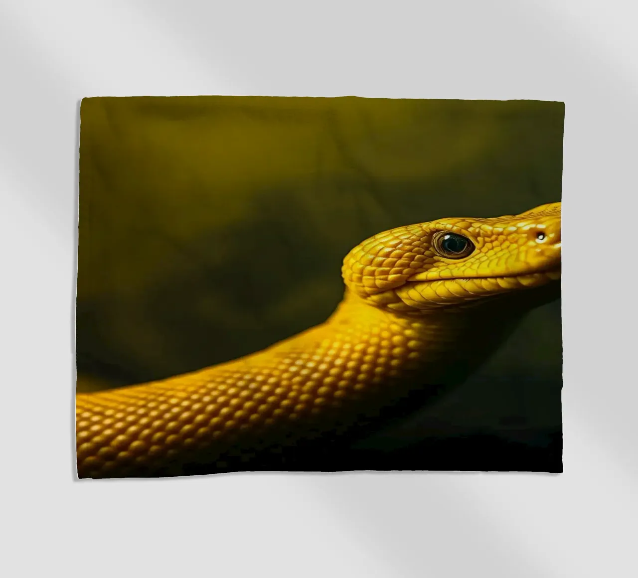 Gros plan sur un python jaune vif enroulé sur lui-même. serviette de plage de DesignDoodle