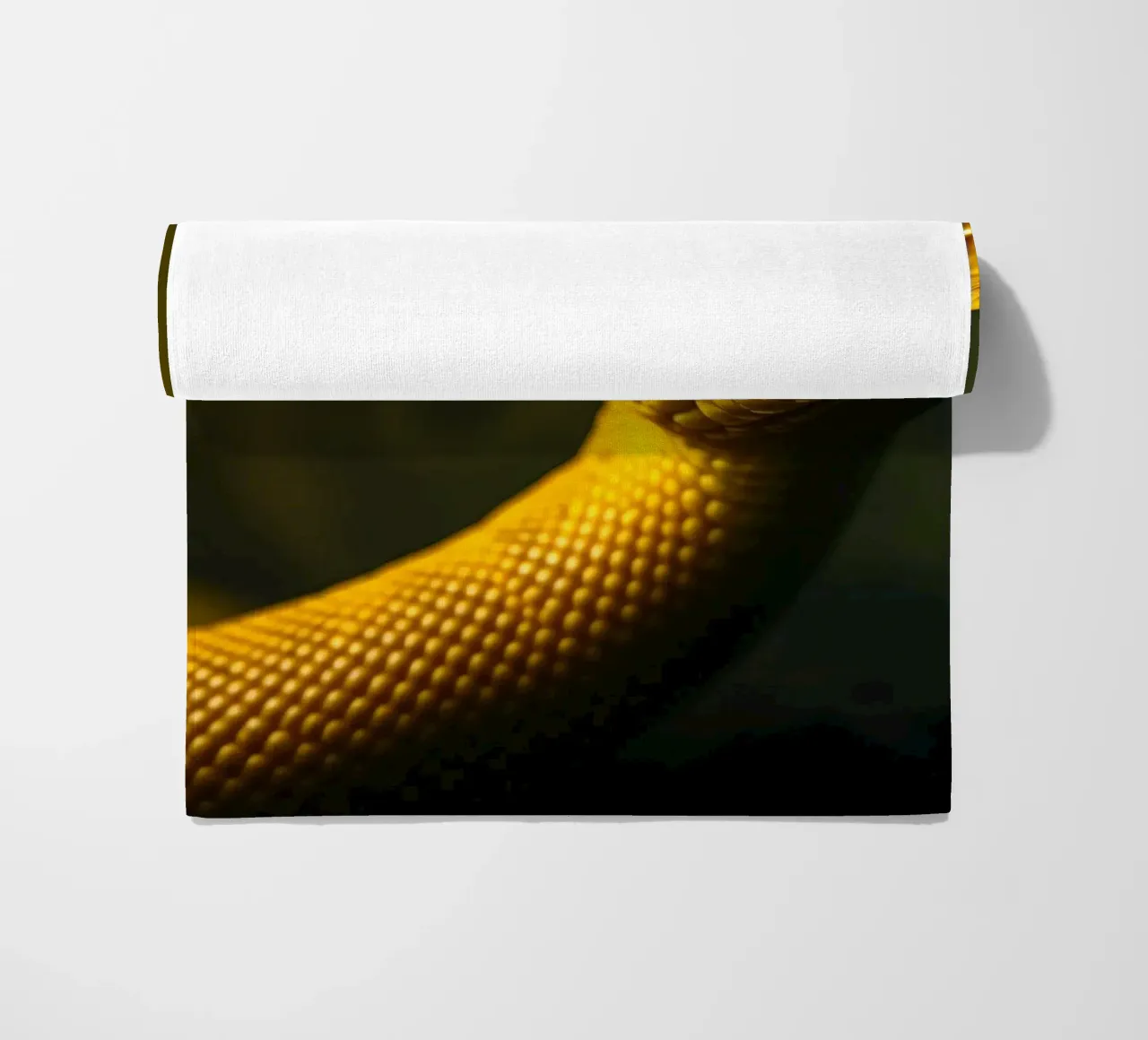 Gros plan sur un python jaune vif enroulé sur lui-même. serviette de plage de DesignDoodle