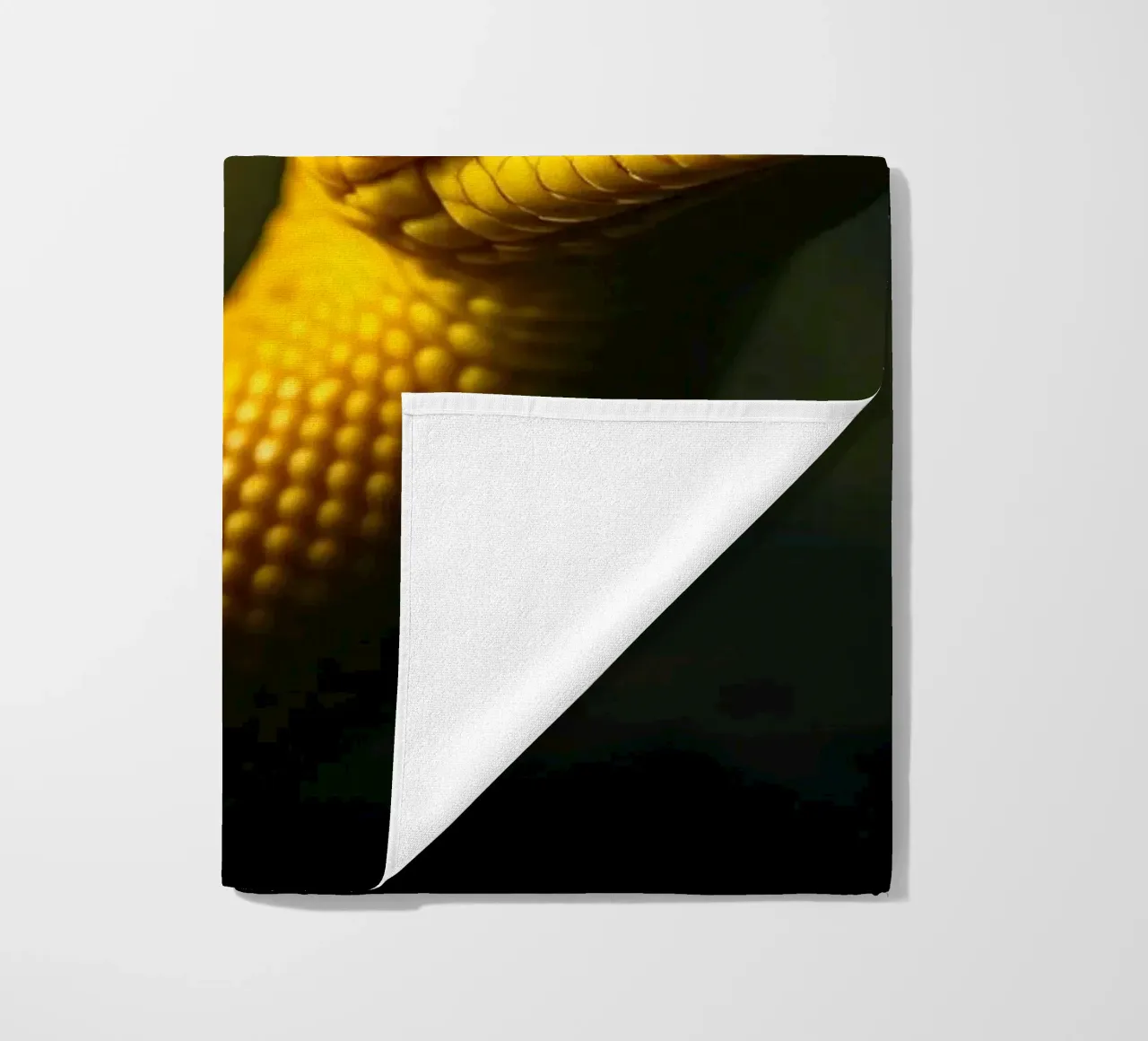 Gros plan sur un python jaune vif enroulé sur lui-même. serviette de plage de DesignDoodle