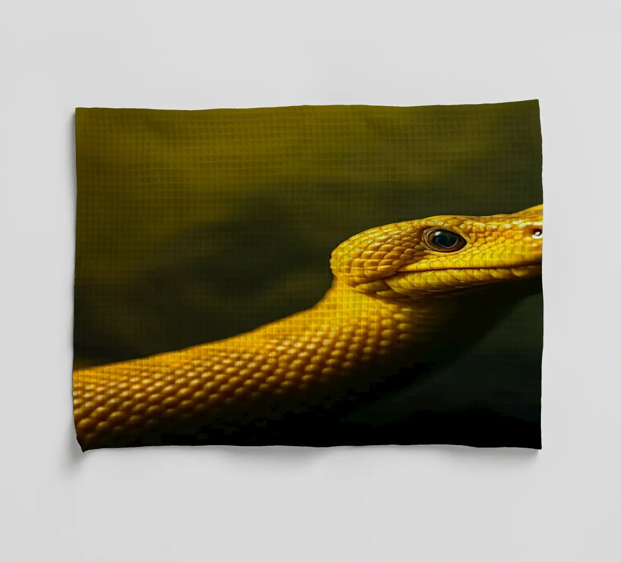 Gros plan sur un python jaune vif enroulé sur lui-même. torchon de DesignDoodle