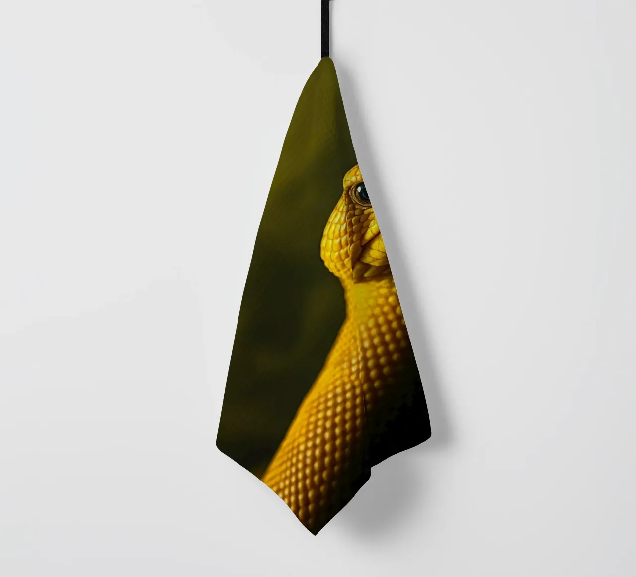 Gros plan sur un python jaune vif enroulé sur lui-même. torchon de DesignDoodle