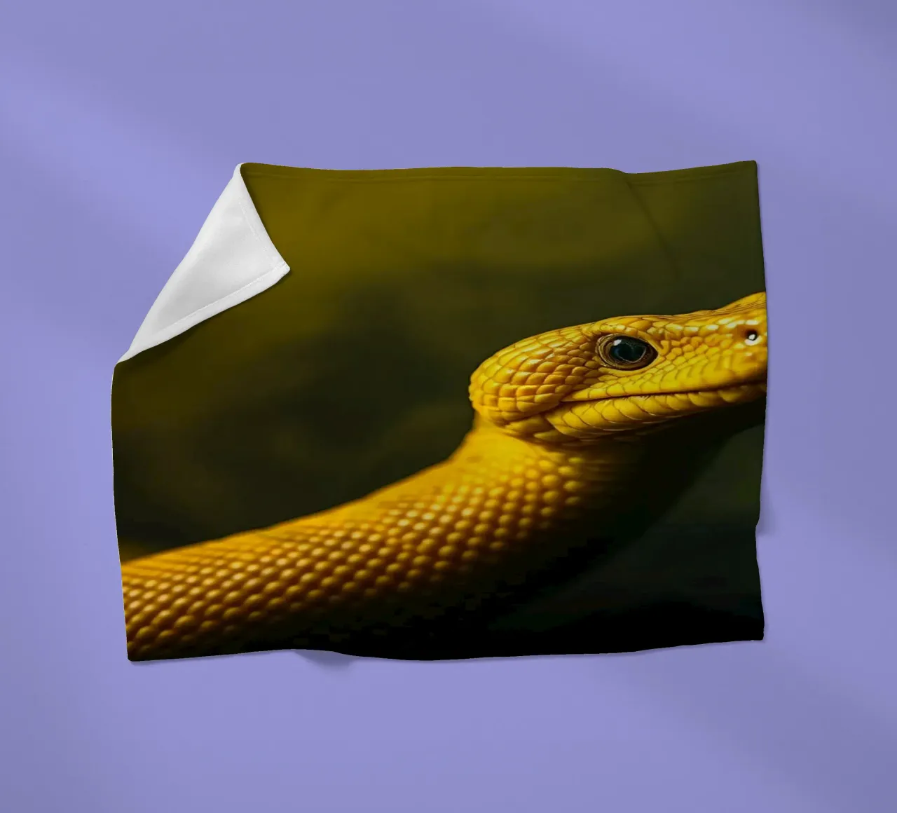 Gros plan sur un python jaune vif enroulé sur lui-même. plaid polaire de DesignDoodle