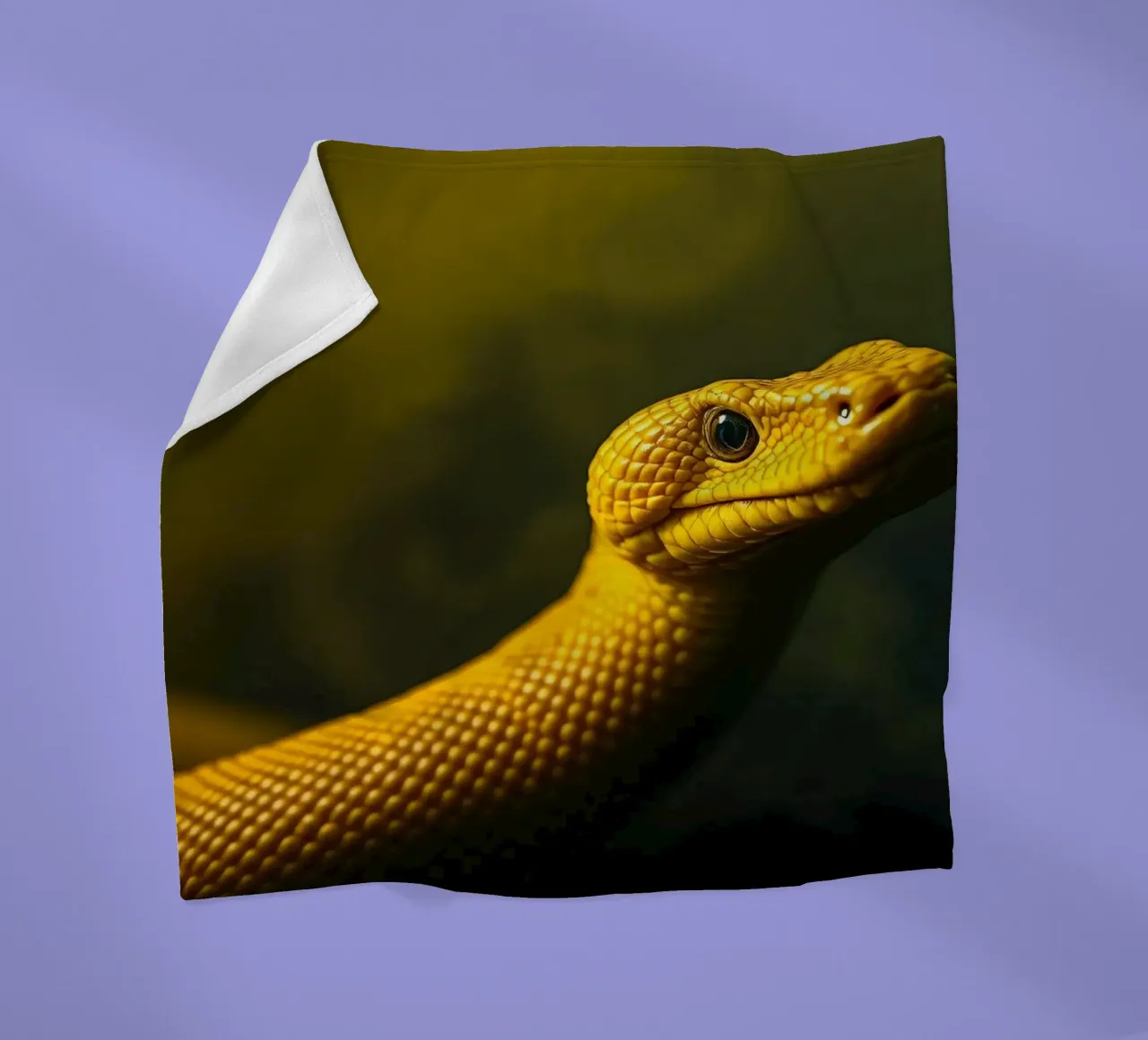 Gros plan sur un python jaune vif enroulé sur lui-même. plaid polaire de DesignDoodle