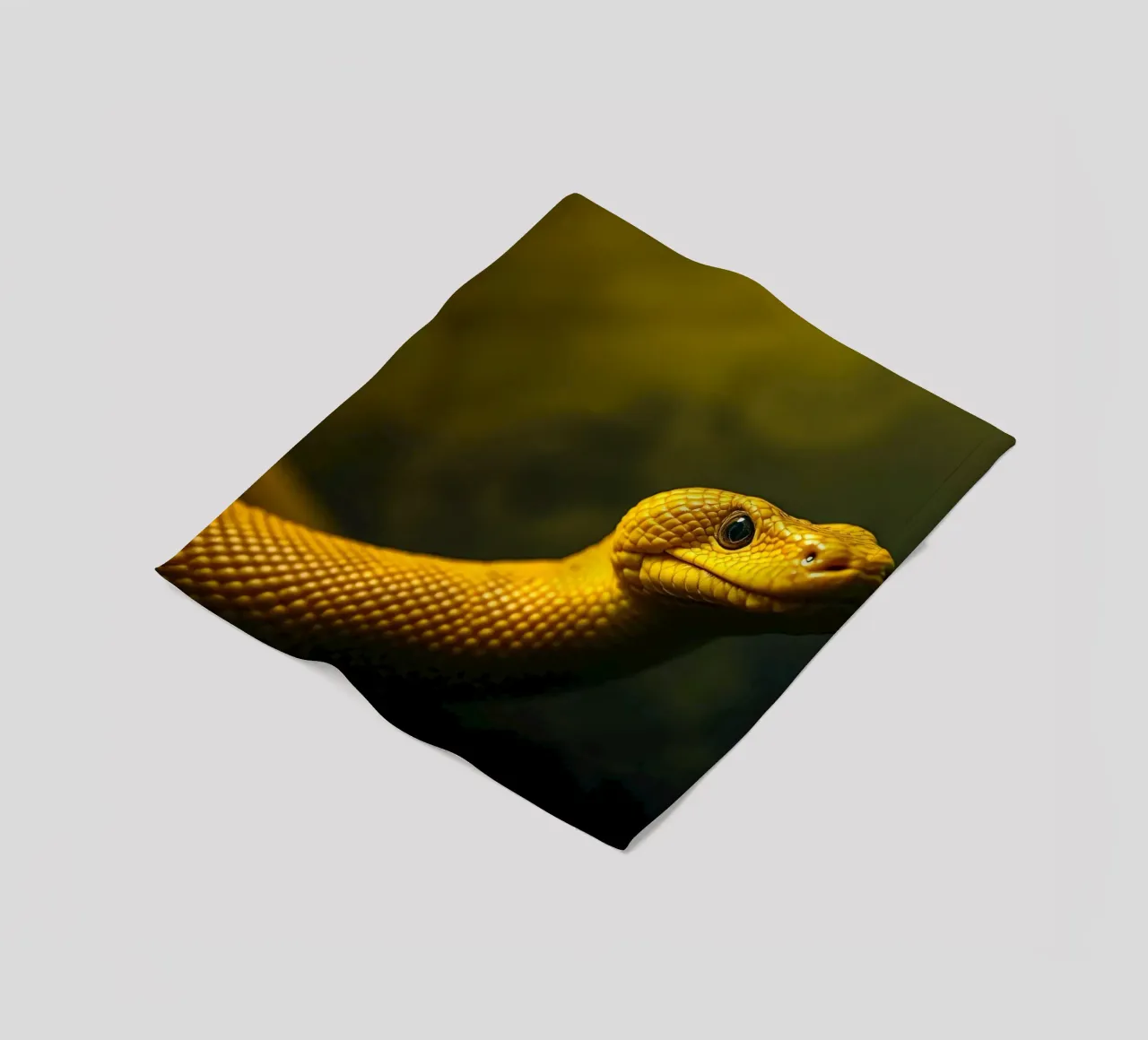 Gros plan sur un python jaune vif enroulé sur lui-même. plaid polaire de DesignDoodle