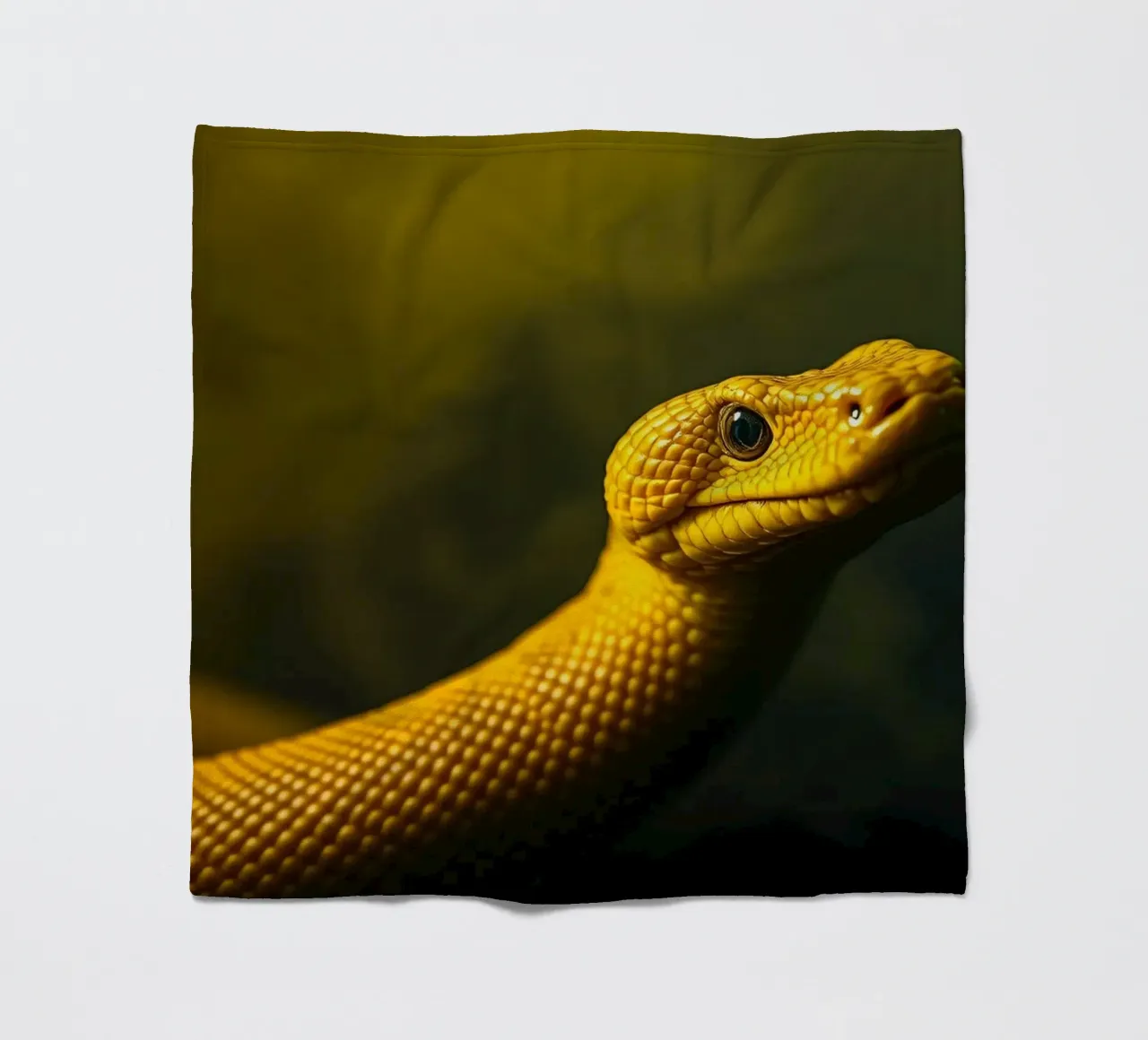 Gros plan sur un python jaune vif enroulé sur lui-même. plaid polaire de DesignDoodle