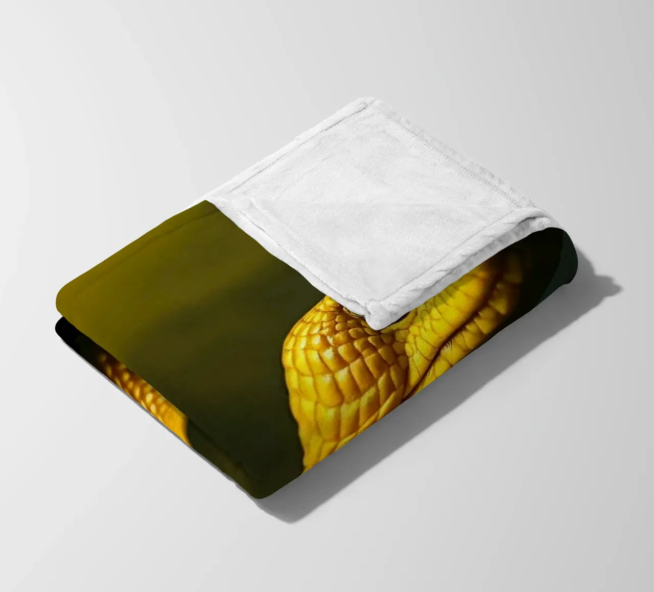Gros plan sur un python jaune vif enroulé sur lui-même. plaid polaire de DesignDoodle