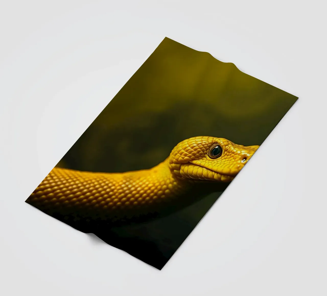 Gros plan sur un python jaune vif enroulé sur lui-même. plaid polaire de DesignDoodle