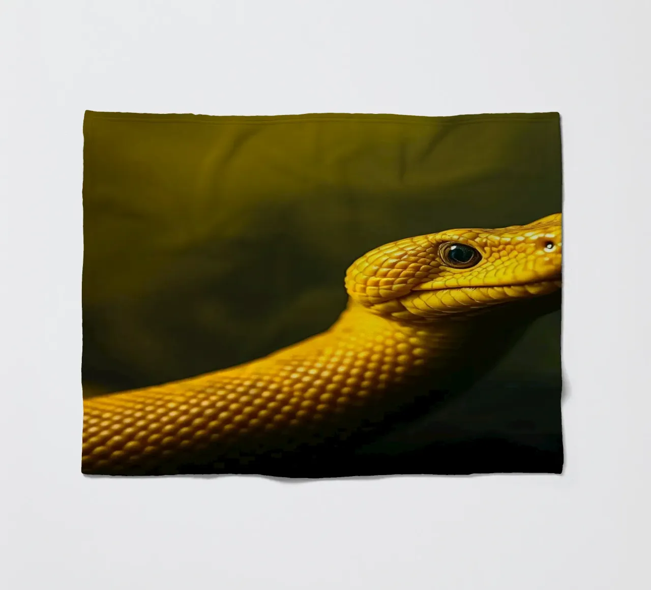 Gros plan sur un python jaune vif enroulé sur lui-même. plaid polaire de DesignDoodle
