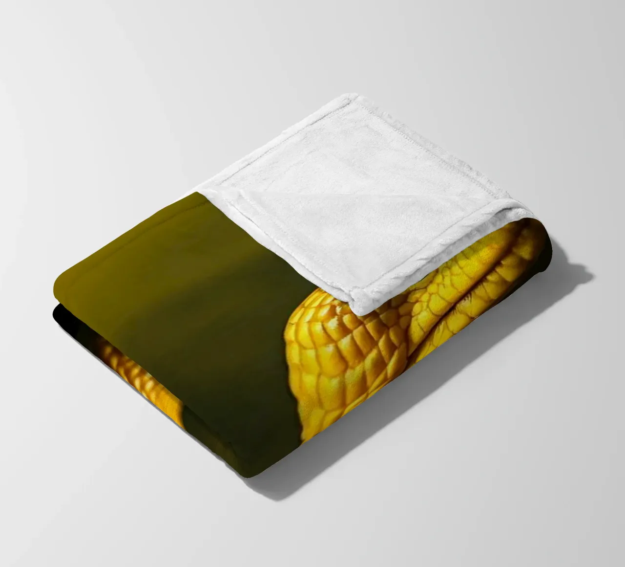 Gros plan sur un python jaune vif enroulé sur lui-même. plaid polaire de DesignDoodle