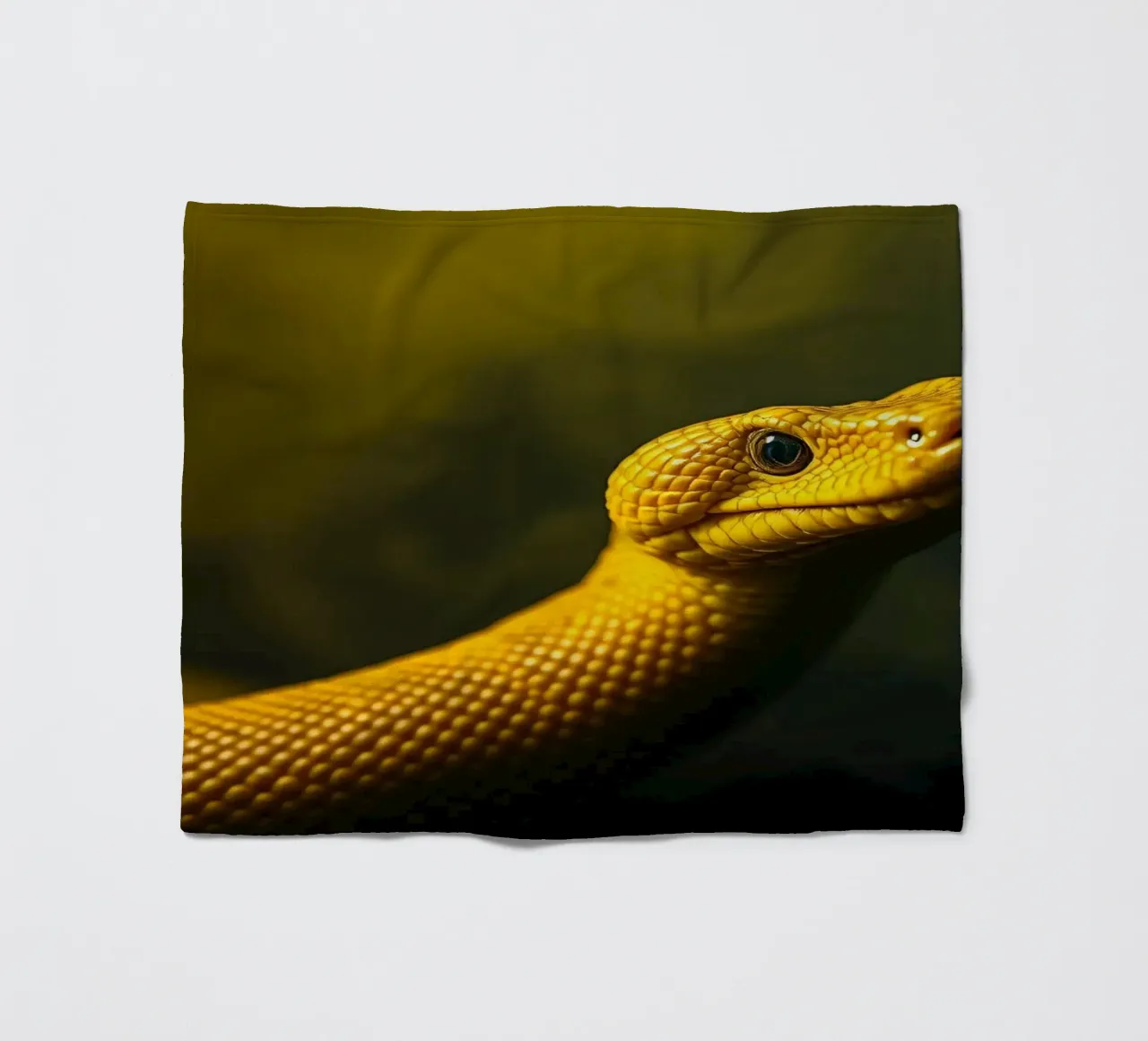 Gros plan sur un python jaune vif enroulé sur lui-même. plaid polaire de DesignDoodle