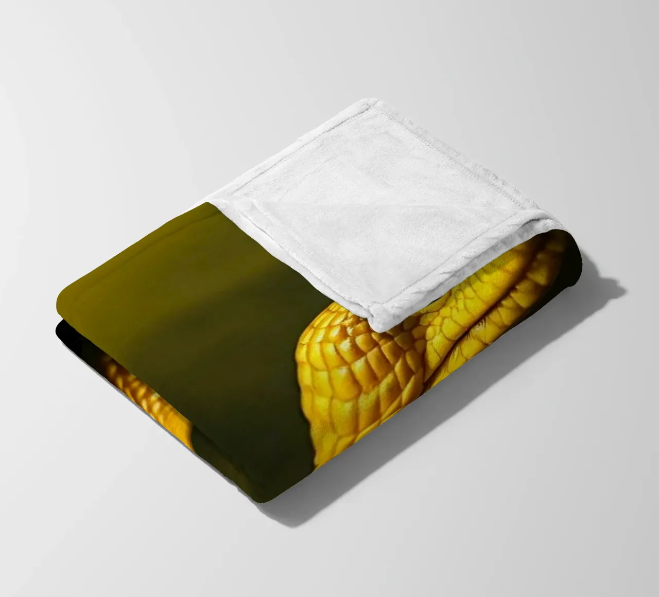 Gros plan sur un python jaune vif enroulé sur lui-même. plaid polaire de DesignDoodle