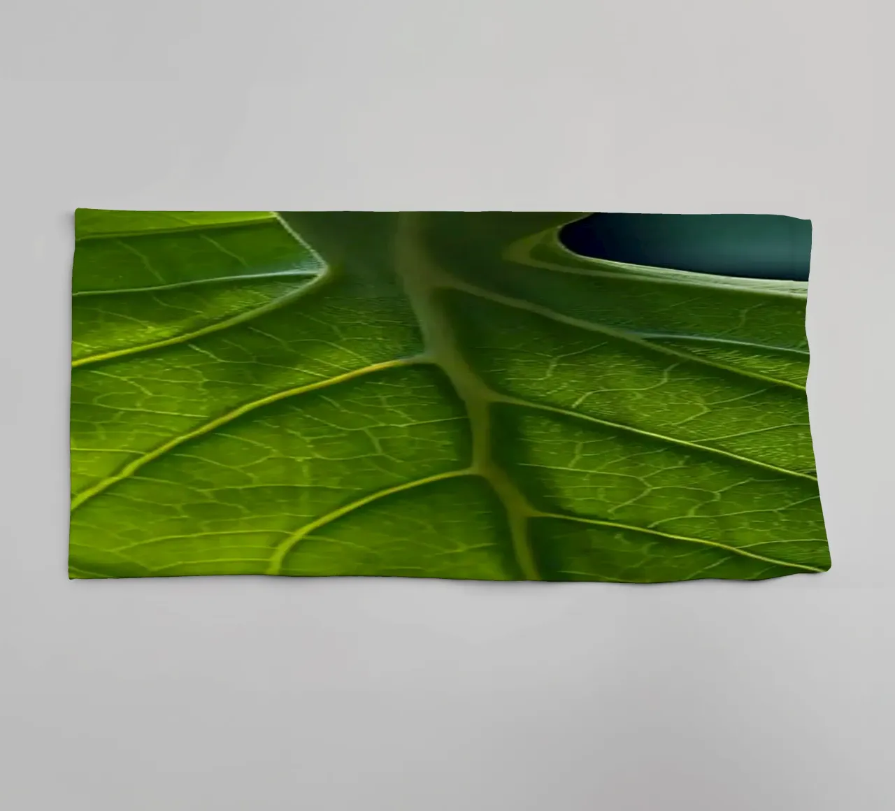 Une feuille unique ressemblant à une danseuse en lumière naturelle serviette de bain de DesignDoodle