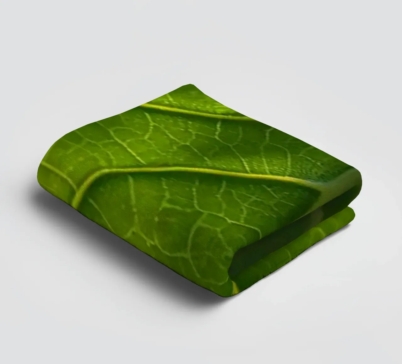Une feuille unique ressemblant à une danseuse en lumière naturelle serviette de bain de DesignDoodle