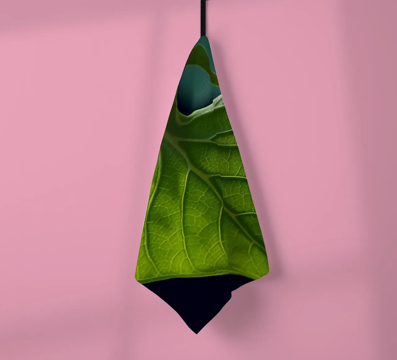 Une feuille unique ressemblant à une danseuse en lumière naturelle torchon de DesignDoodle