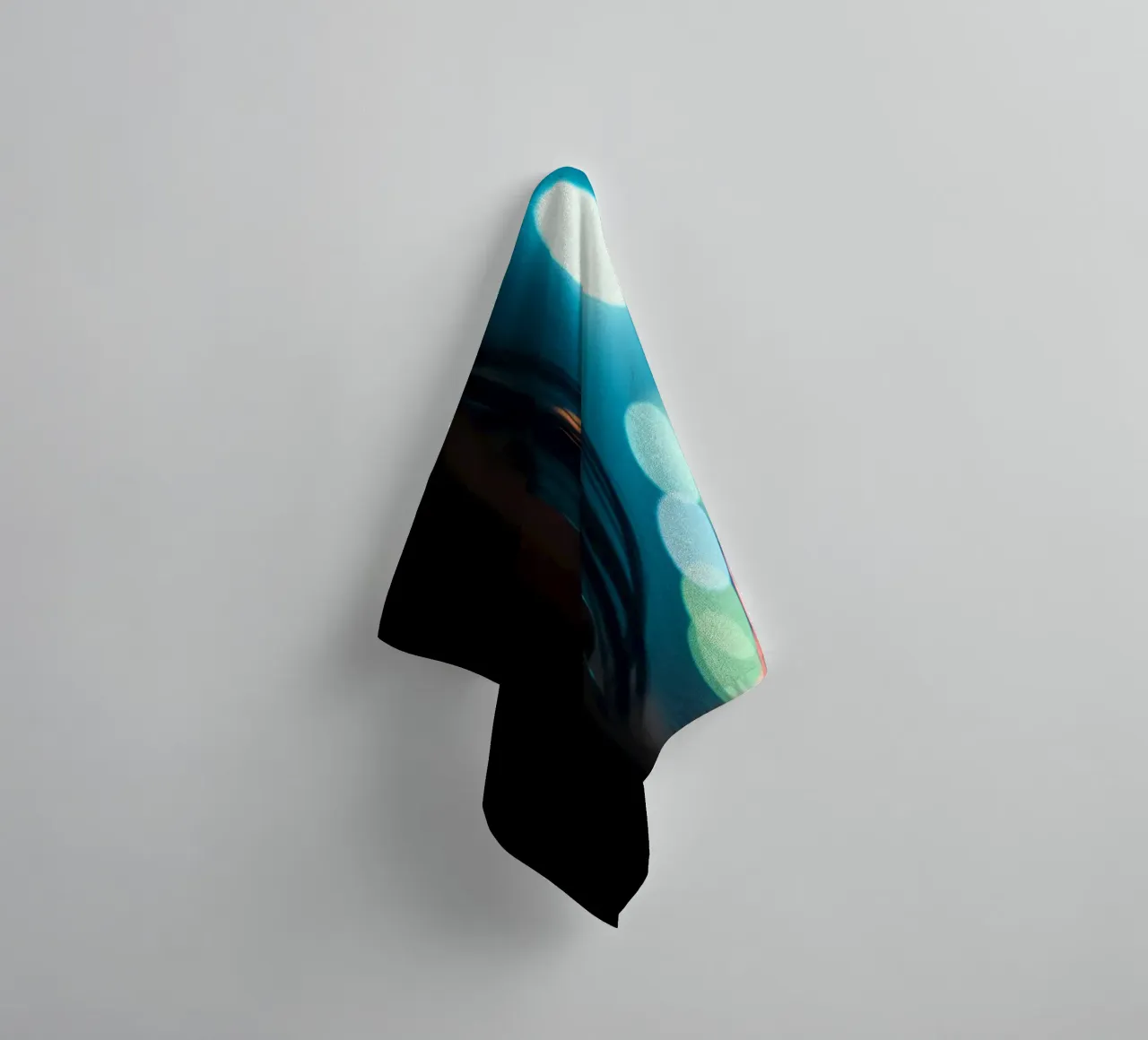 Una donna si trova in una strada scarsamente illuminata, con lo sguardo rivolto in lontananza asciugamano da bagno da DesignDoodle